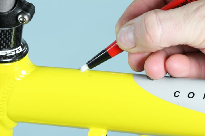   Kleine Blessuren im Lack sollten Sie sofort ausbessern, damit größerer Schaden vermieden wird. Mit einem Glasfaser-Radierstift bereiten Sie den Bereich punktgenau vor. Dieser glättet den Bereich und entfernt vorhandene Korrosion. 