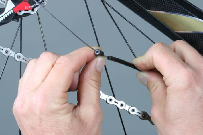   The original cables may only be installed with end caps without seals, otherwise too much friction will prevent clean gear changes 