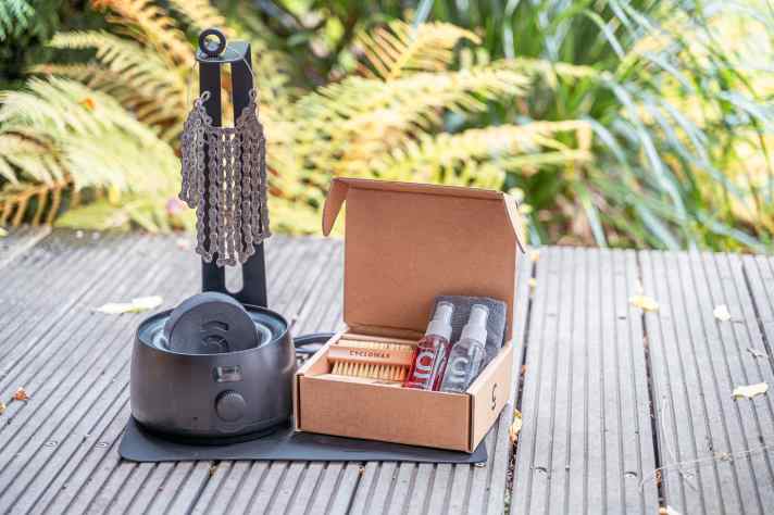 Ein spezieller Heater, wie hier von Cyclowax, erleichtert den Wachs-Prozess schon deutlich. Er hält selbstständig die optimale Temperatur