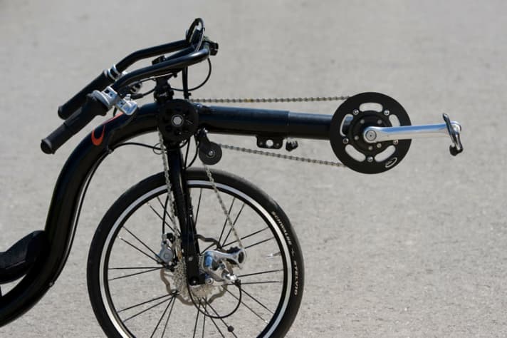   Good guidance: The chain runs over two deflection rollers to the front wheel 