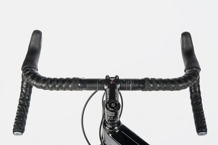   Typisch Gravelbike Breite Lenker mit aus­gestellten Enden am Salsa erleichtern das Manövrieren im Gelände.