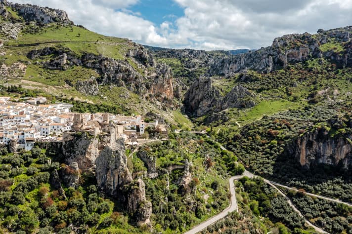 Zuheros liegt am ­Eingang zum Cañón ­Río Bailón, in den sich der Fluss tief einge­graben hat und über dessen Felswänden Gänsegeier kreisen