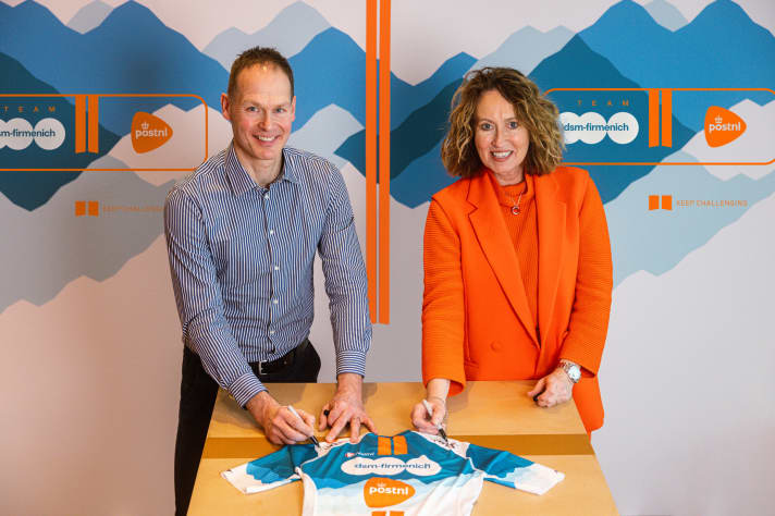 Iwan Spekenbrink, CEO des Teams dsm-firmenich und Herna Verhagen, CEO bei PostNL, zeigen das neue Jersey