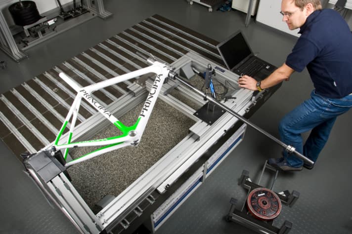  terrain d'essai : Dans le laboratoire de test TOUR, tous les cadres ont été soumis à un contrôle à 100 %. La rigidité de la tête de direction est considérée comme une mesure de la stabilité de conduite.