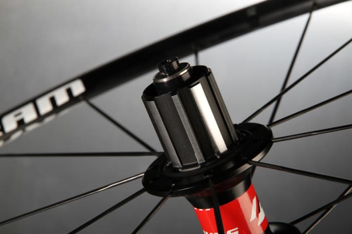   SRAM „S30 AL Race“: Mit bauchiger Felge und wenigen Speichen gelingt der Kompromiss: leicht, steif, aerodynamisch – super gemacht 