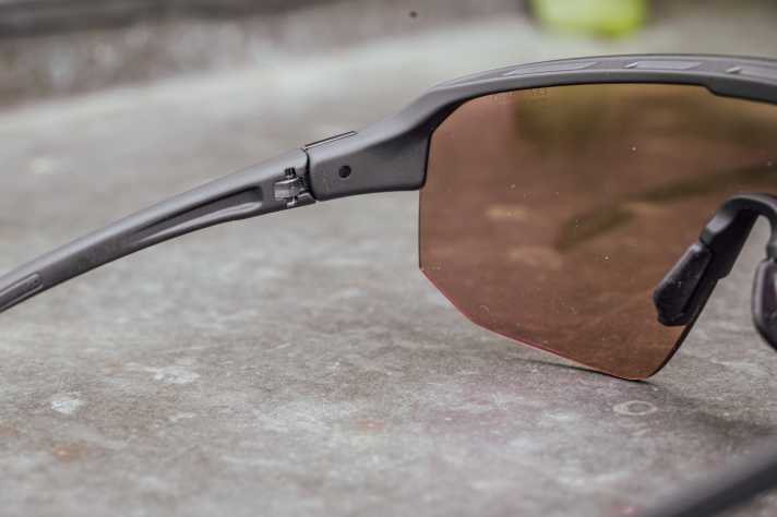 Die Bügel lassen sich dreifach im Winkel verstellen. Damit sitzt die Evil Eye nahezu ideal im Gesicht