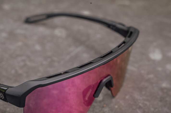 Lüftungsschlitze im Rahmen sollen die Hinterlüftung verbessern. Das ist auch nötig, denn der Antifog-Schutz ist nicht überragend