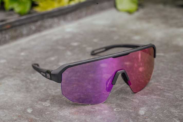 Leicht verspiegelt und vor allem: kontrastverstärkend. Im Gelände bietet die Evil Eye Trailsense II extrem klare Sicht