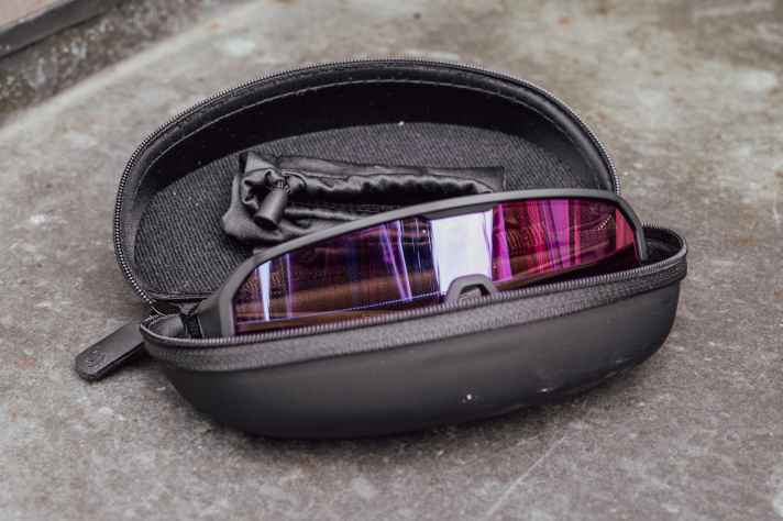 Die Evil Eye ist bestens verarbeitet, der Lieferumfang mit Mikrofasertuch und Hardcase aber nur Standard