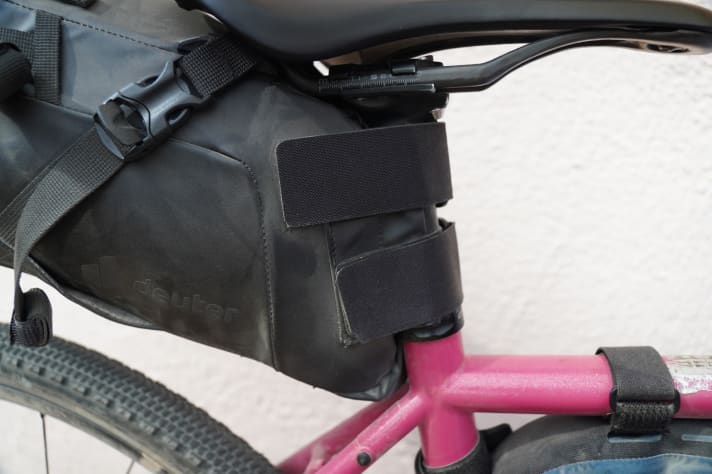 Tirer fort pour que le velcro soit assez long.