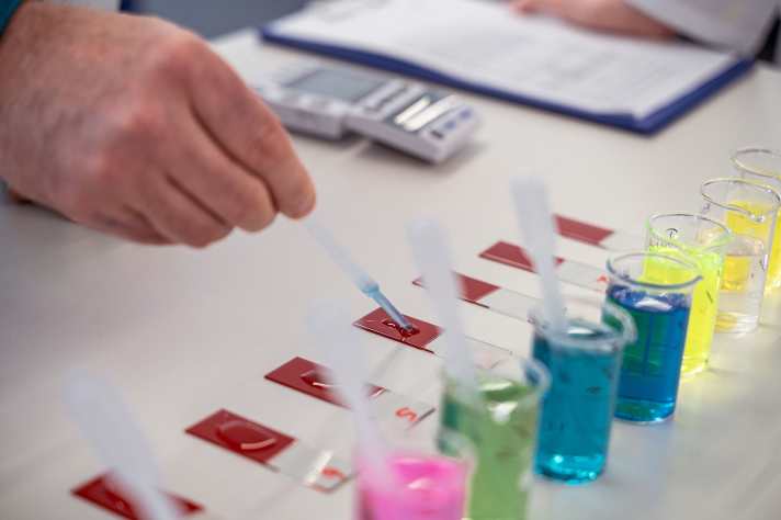 Auf normalem Lack sind die meisten Reiniger unproblematisch, anders sieht die Lage bei Eisen und eloxiertem Alu aus