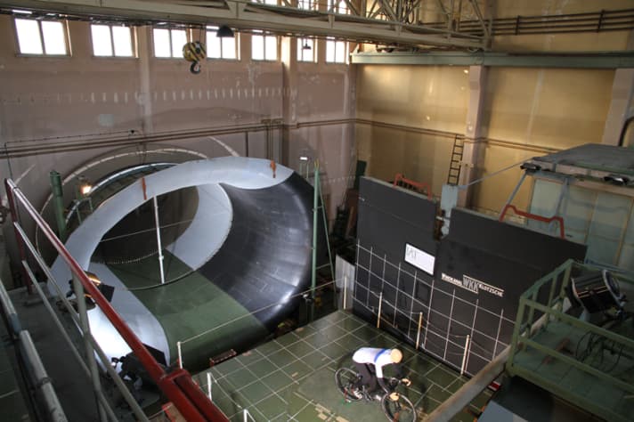   Une halle aérienne : la soufflerie de Dresde vue d'en haut 
