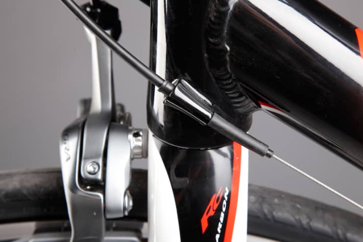   Functional details: The cable stops on the head tube prevent chafing, additional seals maintain shifting precision