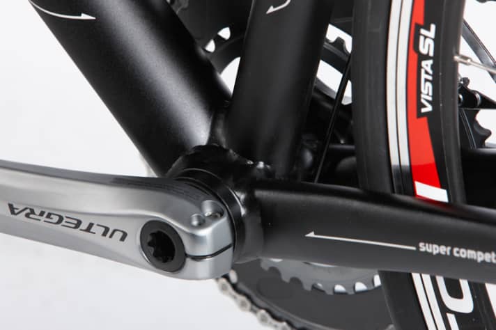   Press-Fit 1: Beim „SL“ nutzt Cube das breitere Innenlager-Gehäuse, um die Schaltzüge komplett zu integrieren. Der Schaltzug fürs hintere Schaltwerk verläuft sogar weiter durch die rechte Kettenstrebe und tritt erst kurz vorm Ausfallende aus. 