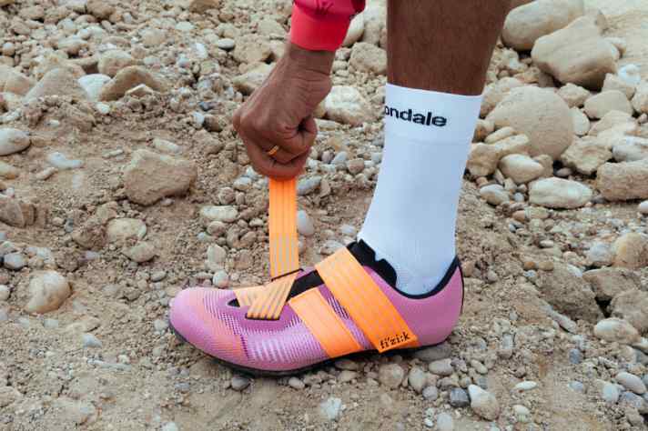 La sangle Powerstrap entoure tout le pied et promet un maintien sûr.