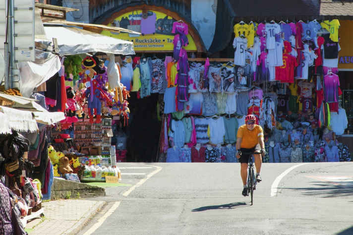 Rabatt-Allee - An der deutsch-tschechischen Grenze radelt man durch einen Bazar