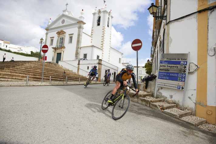 Curiosité - passage devant une des églises typiques du pays dans un des villages de montagne - chez les cyclistes, le regard se porte en priorité sur le choix de la ligne