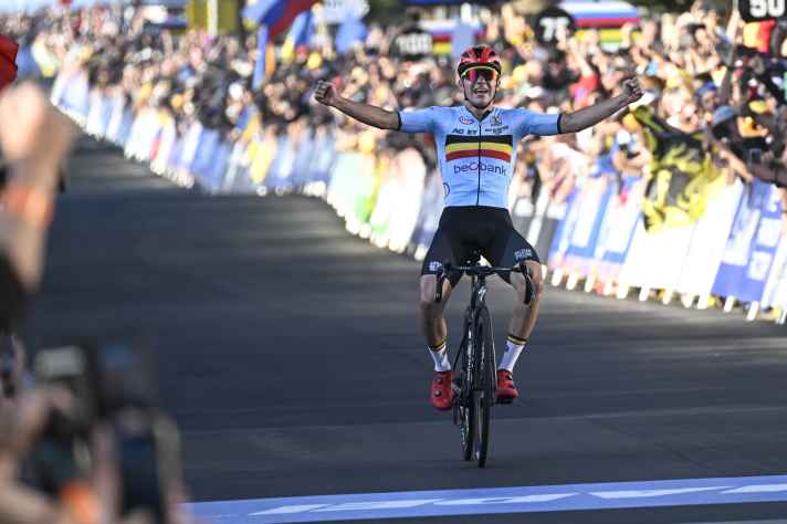 Celebrated as road world champion in Wollongong/Australia in 2022: Remco Evenepoel