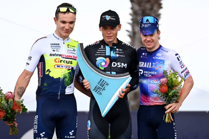 Das Podium beim Cadel Evans Ocean Road Race: Hugo Page (links) wurde Zweiter, Simon Clarke (rechts) Dritter und Sieger Marius Mayrhofer (Mitte)