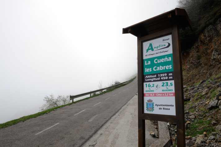 Brumeux et très, très raide : c'est ainsi que se présente l'Anglirù dans les montagnes des Asturies - l'une des montées les plus difficiles du cyclisme professionnel international.