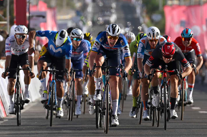 Tim Merlier (Bildmitte) gewinnt die 1. Etappe der UAE Tour 2024, während Fernando Gaviria (2. von links) frustriert auf seinen Lenker einschlägt