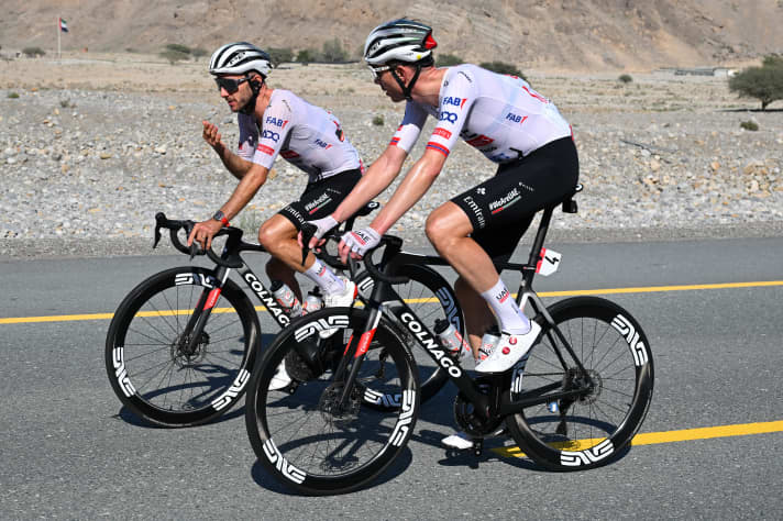 Adam Yates (hinten) ist in einen Sturz verwickelt. Der Kapitän von UAE Team Emirates muss das Rennen aufgeben