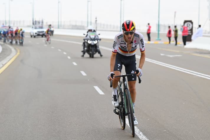 Am finalen Anstieg Jebel Hafeet versuchte es Emanuel Buchmann dann auf eigene Faust, drei Kilometer vor dem Ziel wurde er aber von seinen Verfolgern eingeholt