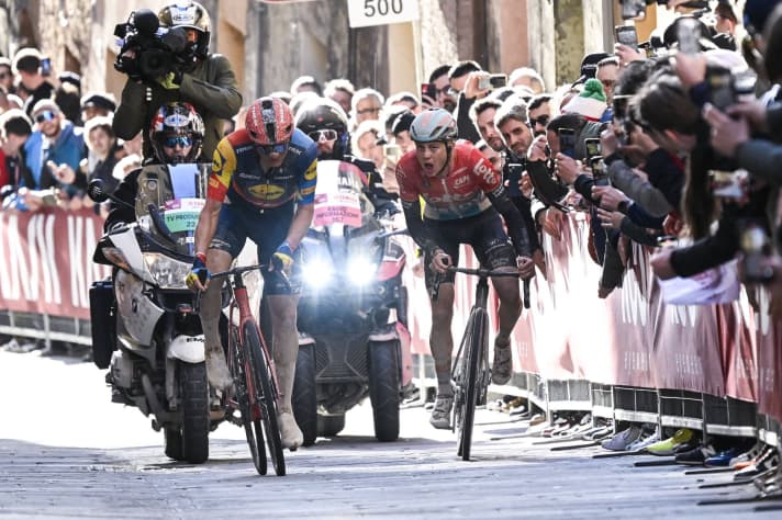 Toms Skujins (links) und Maxim van Gils (rechts) zeigten bei den Strade Bianche ein starkes Rennen und kamen aufs Podest