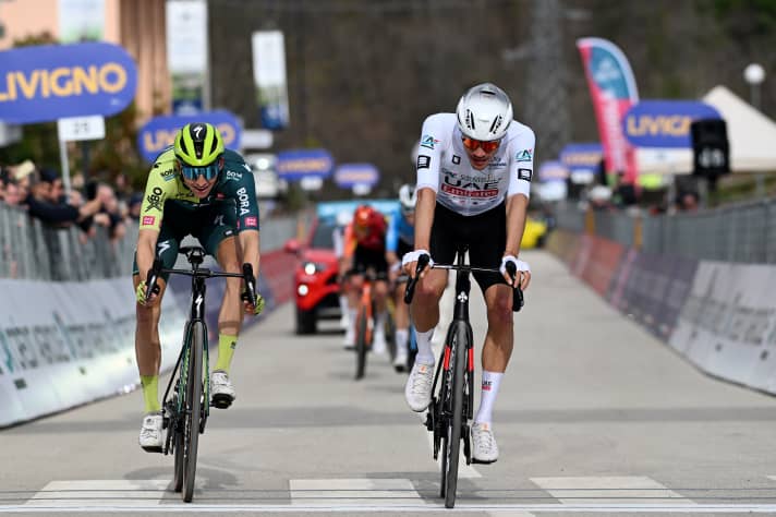 Juan Ayuso termine deuxième de l'étape, à plus d'une minute de Vingegaard, devant Jai Hindley