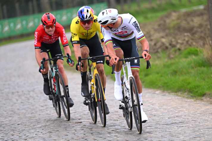 Duel passionnant : Mathieu van der Poel (devant) contre Wout van Aert lors de l'E3 Saxo Classic 2024