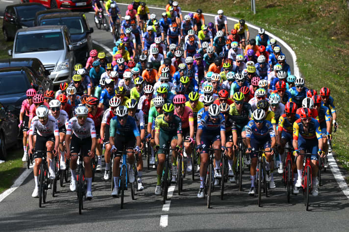 Das Peloton bei der Baskenland-Rundfahrt 2024