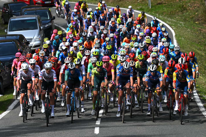 The peloton at the Tour of the Basque Country 2024