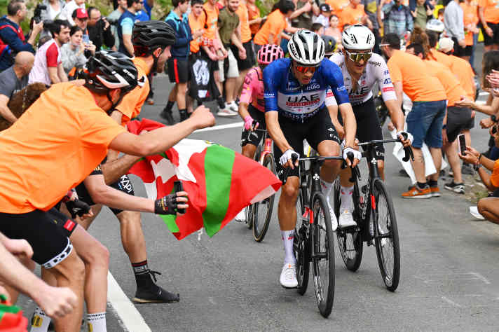 The Basque fans never tire of cheering on the riders