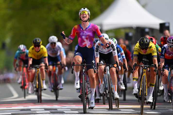 Jubilation fail: Lorena Wiebes celebrates her supposed victory at the Amstel Gold Race, Marianne Vos misses with a tiger jump