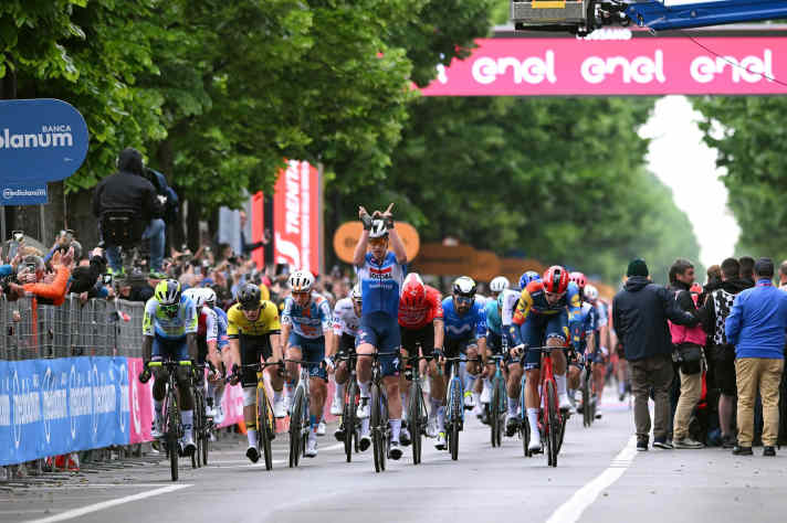 Tim Merlier bejubelt seinen Sieg bei der 3. Etappe des Giro d’Italia 2024