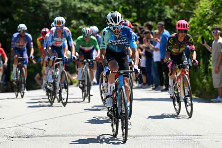 On the ascent to Camposauro, a large group breaks away, including the eventual winner Valentin Paret-Peintre (front)