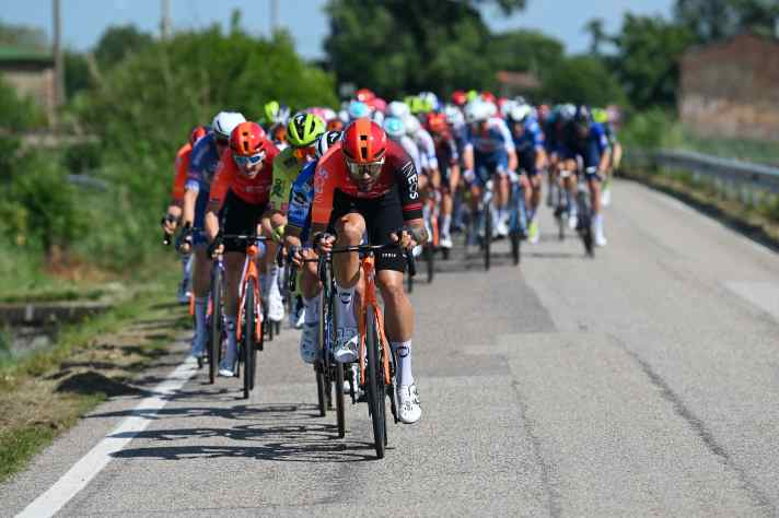 Gut 60 Kilometer vor dem Ziel kommt es zu Windstaffeln im Peloton