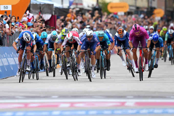 Ähnlich wie hier auf der 18. Etappe des Giro d’Italia 2024 dürften sich auch in Lecce die Sprinter ihre Beine verbiegen