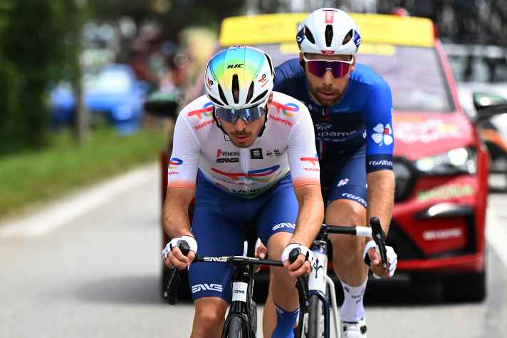 Deux échappés, Matteo Vercher (TotalEnergies) et Clement Russo (Groupama-FDJ), se détachent.