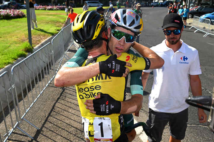Wout Van Aert thanks his team-mate Sepp Kuss