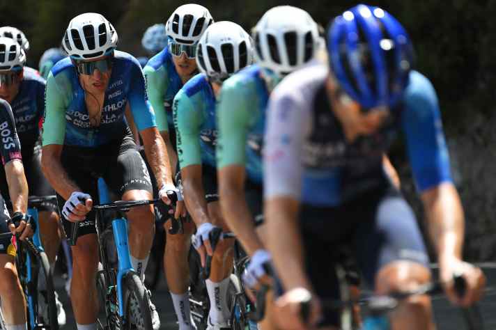 Israel-Premier Tech zog das Tempo im Peloton immer wieder an