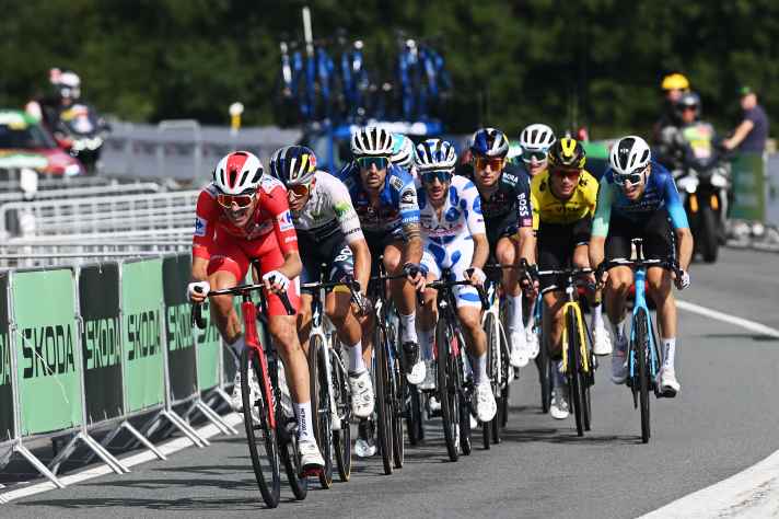 Ben O'Connor verliert am Ende 37 Sekunden auf Primoz Roglic - auch Florian Lipowitz (zweite Position) büßt Zeit ein und muss das Weiße Trikot abgeben