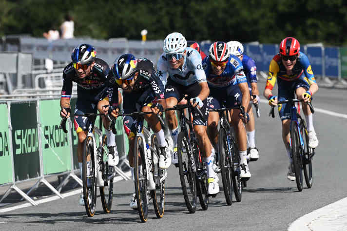 Taktisch clever eingefädelt von Red Bull-Bora-Hansgrohe: Daniel Felipe Martinez (1. Position) fungiert im Finale als Relaisstation und leistet seinem Chef Primoz Roglic wertvolle Unterstützung