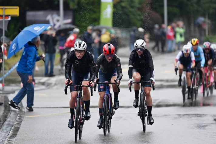 Liane Lippert (right) kept up with the top favourites around Demi Vollering (front) and finished fourth in the end