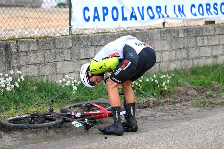 Jonas Rutsch loses all chances of winning the day after a crash