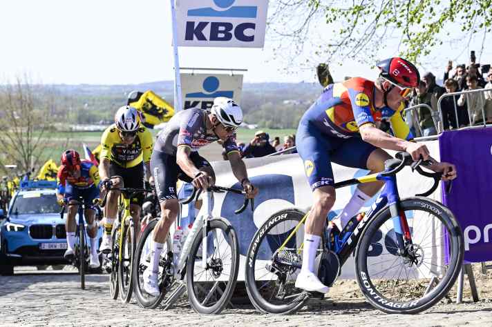 Le Belge Wout van Aert de l'équipe Visma-Lease a Bike, le Néerlandais Mathieu van der Poel d'Alpecin-Deceuninck et le Danois Mads Pedersen de Lidl-Trek photographiés en action sur le Paterberg lors de la course masculine du 'Ronde van Vlaanderen/ Tour des Flandres/ Tour of Flanders', une course cycliste d'un jour, 268,9km de Bruges à Oudenaarde, dimanche 06 avril 2025. BELGA PHOTO DIRK WAEM (Photo by DIRK WAEM / BELGA MAG / Belga via AFP) (Photo by DIRK WAEM/BELGA MAG/AFP via Getty Images) 
