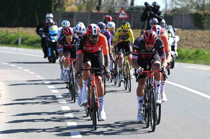 Mehrere Top-Fahrer schlossen zur Spitzengruppe auf. So auch Filippo Ganna (links)
