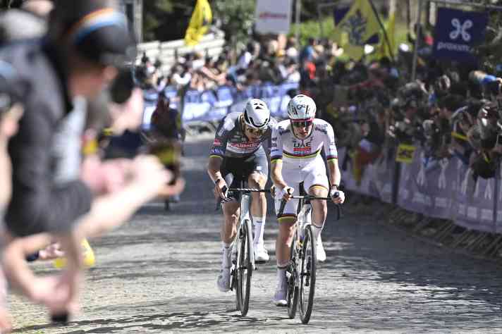 Duel : Le grimpeur léger Tadej Pogacar a récemment distancé le spécialiste des classiques Mathieu van der Poel, explosif mais nettement plus lourd, au Tour des Flandres.