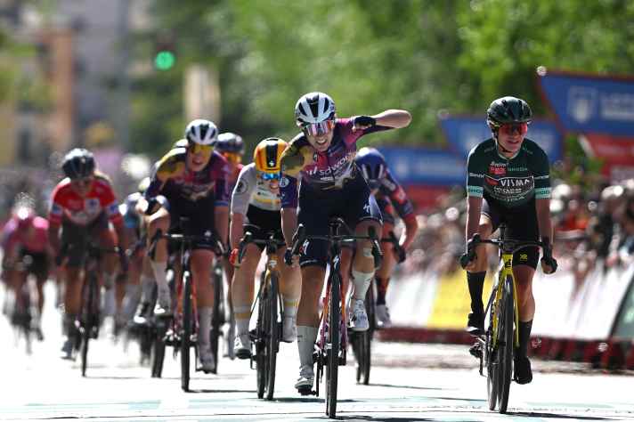 Femke Gerritse gewinnt der Sprint auf der 3. Etappe der Vuelta Femenina 2025 vor Marianne Vos.
