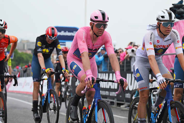 Mads Pedersen (Lidl – Trek) kam mit deutlichem Rückstand ins Ziel – behält aber das Rosa Trikot.